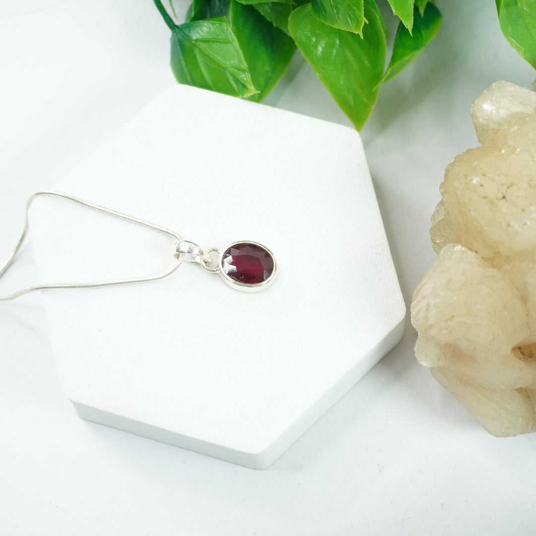 Garnet Silver Pendant : Oval
