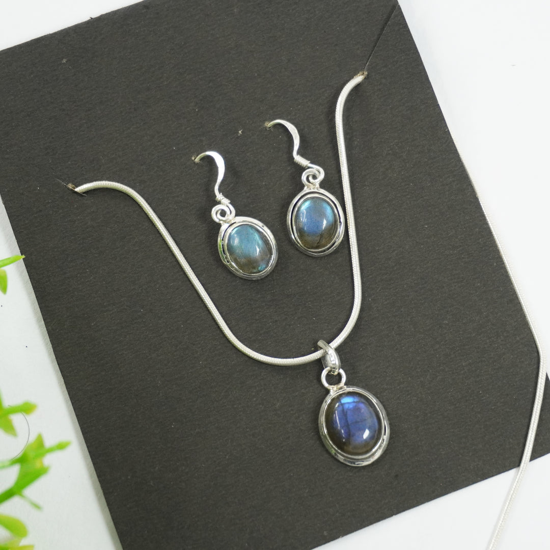 Labradorite Silver Pendant and Earrings : Oval