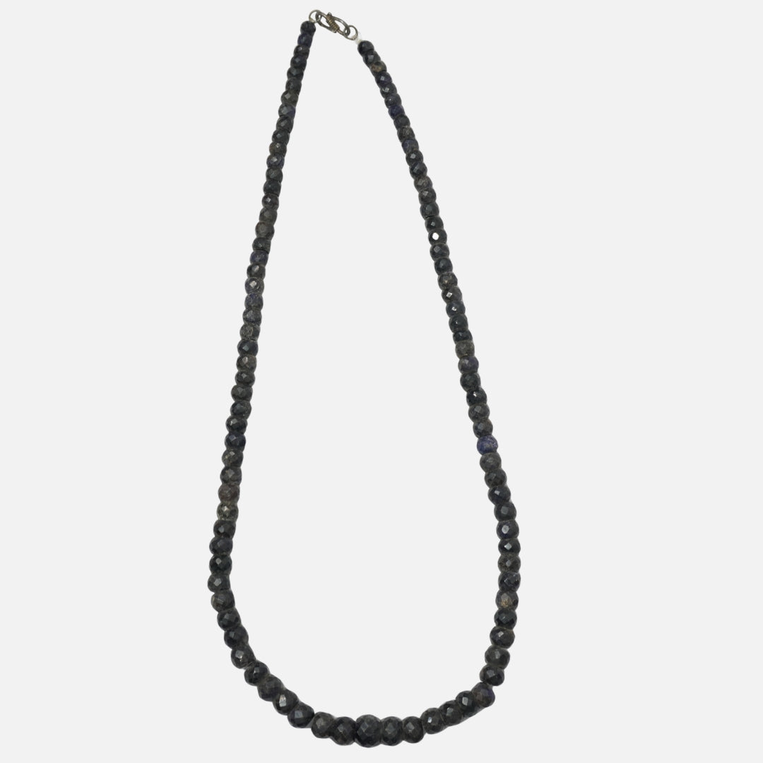 Blue Sapphire Necklace: Strengthens Intellectual Capabilities